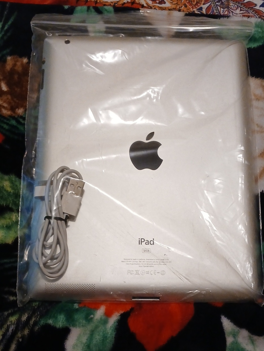 Apple iPad Silver - Reliable Tablet with Charger